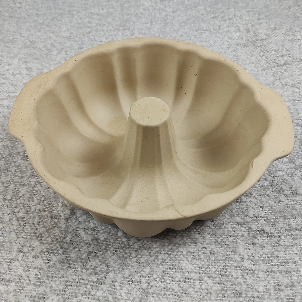 The Pampered Chef Beige Bundt Cake Pan Bake Mold Stone - Picture 1 of 6